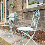 Cheerful Stays - Westend Cottage